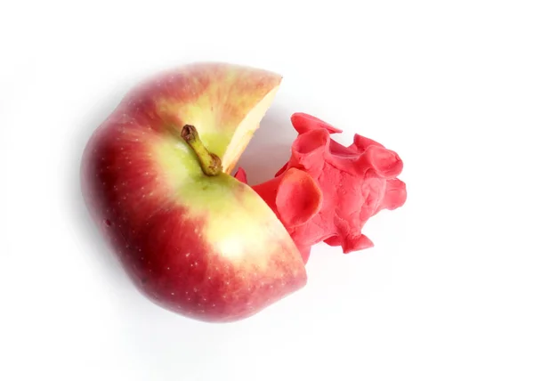 Une Belle Pomme Rouge Mûre Est Couchée Sur Modèle Virus — Photo