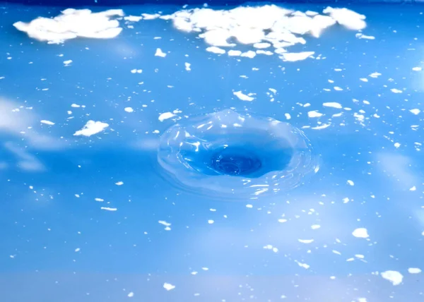 Spuren Des Aufpralls Eines Wassertropfens Auf Die Oberfläche Der Infizierten — Stockfoto