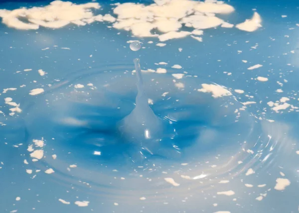액체의 표면에 물방울이 떨어져나간 영향을 것입니다 — 스톡 사진