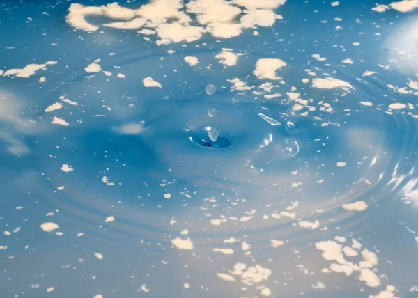 Vestígios Impacto Uma Gota Água Superfície Líquido Infectado — Fotografia de Stock