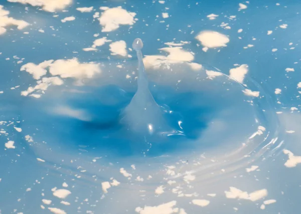 Sporen Van Inslag Van Een Druppel Water Het Oppervlak Van — Stockfoto