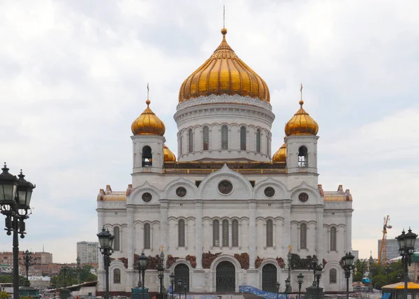 モスクワの救世主キリスト大聖堂のドームと十字架 — ストック写真