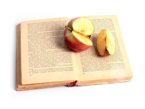 成熟的新鲜苹果放在一本打开的书上 作为知识的象征 — 图库照片