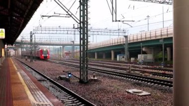 Moskova Rusya 'daki demiryolu yolcu istasyonunun platformundaki yapılar