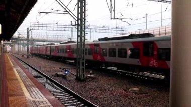 Moskova Rusya 'daki demiryolu yolcu istasyonunun platformundaki yapılar