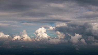 Gökyüzünde gök gürültülü bulutlar Güzel bir gökyüzü manzarası gibi