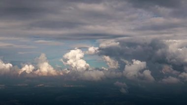 Gökyüzünde gök gürültülü bulutlar Güzel bir gökyüzü manzarası gibi