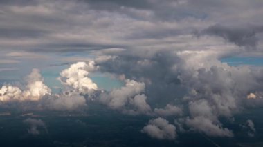 Gökyüzünde gök gürültülü bulutlar Güzel bir gökyüzü manzarası gibi