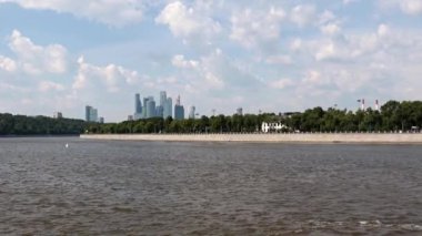 İş merkezi binalarının nehir manzarası ve Moskova Rusya seti