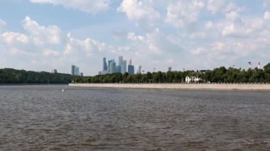 İş merkezi binalarının nehir manzarası ve Moskova Rusya seti