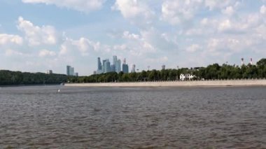 İş merkezi binalarının nehir manzarası ve Moskova Rusya seti