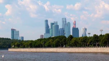 İş merkezi binalarının nehir manzarası ve Moskova Rusya seti