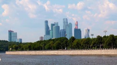 İş merkezi binalarının nehir manzarası ve Moskova Rusya seti