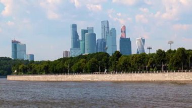 İş merkezi binalarının nehir manzarası ve Moskova Rusya seti