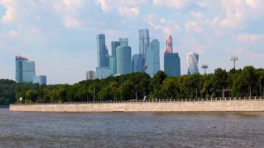 İş merkezi binalarının nehir manzarası ve Moskova Rusya seti