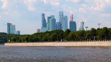 İş merkezi binalarının nehir manzarası ve Moskova Rusya seti