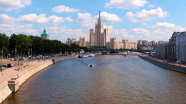 Yolcu gemileri nehirde ve Kotelnicheskaya Moskova 'yı dolduruyor.