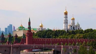 Rusya 'nın kızıl meydanındaki Kremlin binalarının ve kulelerinin manzarası