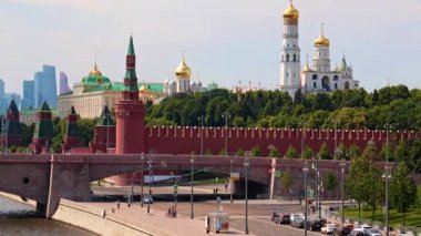 Rusya 'nın kızıl meydanındaki Kremlin binalarının ve kulelerinin manzarası