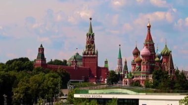 Rusya 'nın kızıl meydanındaki Kremlin binalarının ve kulelerinin manzarası