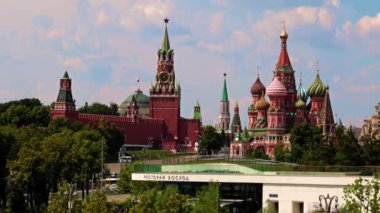 Rusya 'nın kızıl meydanındaki Kremlin binalarının ve kulelerinin manzarası