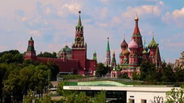 Rusya 'nın kızıl meydanındaki Kremlin binalarının ve kulelerinin manzarası