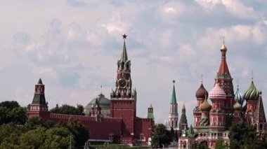 Rusya 'nın kızıl meydanındaki Kremlin binalarının ve kulelerinin manzarası