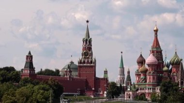 Rusya 'nın kızıl meydanındaki Kremlin binalarının ve kulelerinin manzarası