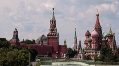 Rusya 'nın kızıl meydanındaki Kremlin binalarının ve kulelerinin manzarası