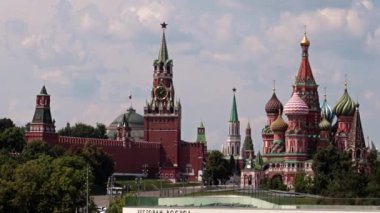 Rusya 'nın kızıl meydanındaki Kremlin binalarının ve kulelerinin manzarası