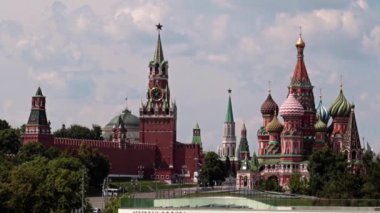 Rusya 'nın kızıl meydanındaki Kremlin binalarının ve kulelerinin manzarası