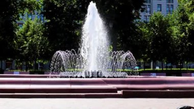 Puşkin Meydanı Moskova Rusya 'da temiz su fıskiyeleri