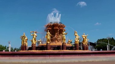 Moskova VDNH Parkı 'na kurulmuş Druzhba Narodov çeşmesinden şeffaf su püskürtüleri