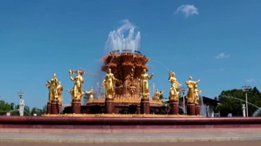 Moskova VDNH Parkı 'na kurulmuş Druzhba Narodov çeşmesinden şeffaf su püskürtüleri