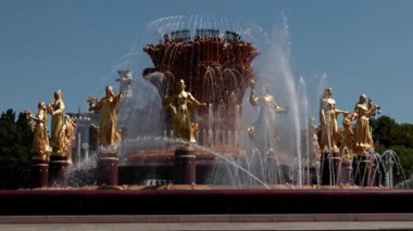 Moskova VDNH Parkı 'na kurulmuş Druzhba Narodov çeşmesinden şeffaf su püskürtüleri