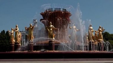 Moskova VDNH Parkı 'na kurulmuş Druzhba Narodov çeşmesinden şeffaf su püskürtüleri