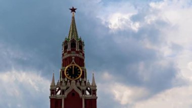 Spasskaya kulesinin saatindeki hareketlilik Kremlin Moskova Rusya