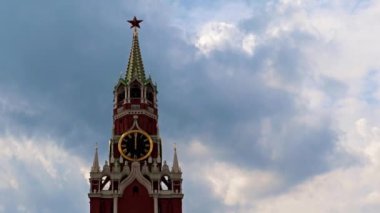 Spasskaya kulesinin saatindeki hareketlilik Kremlin Moskova Rusya