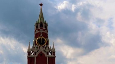Spasskaya kulesinin saatindeki hareketlilik Kremlin Moskova Rusya