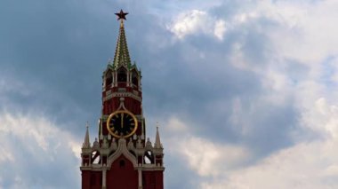 Spasskaya kulesinin saatindeki hareketlilik Kremlin Moskova Rusya