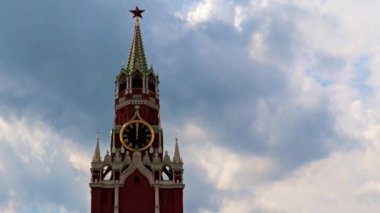 Spasskaya kulesinin saatindeki hareketlilik Kremlin Moskova Rusya