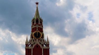 Spasskaya kulesinin saatindeki hareketlilik Kremlin Moskova Rusya