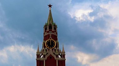 Spasskaya kulesinin saatindeki hareketlilik Kremlin Moskova Rusya