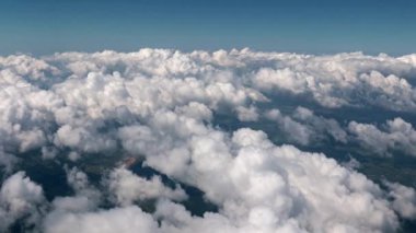 Uzay aracının penceresinden bulutlu gökyüzünün görüntüsü