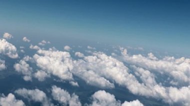 Uzay aracının penceresinden bulutlu gökyüzünün görüntüsü