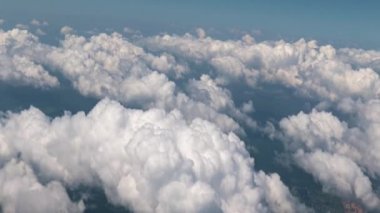 Uzay aracının penceresinden bulutlu gökyüzünün görüntüsü
