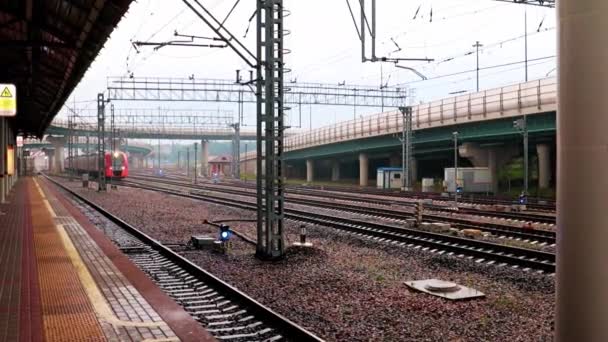 Structures Sur Quai Gare Ferroviaire Voyageurs Moscou Russie — Video