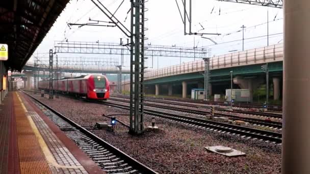 モスクワの鉄道旅客駅のプラットフォーム上の構造物ロシア — ストック動画