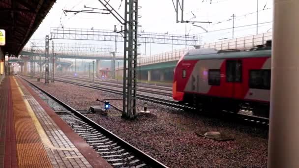 Structures Sur Quai Gare Ferroviaire Voyageurs Moscou Russie — Video