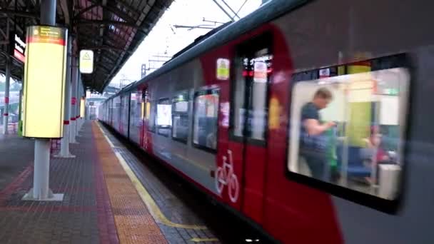 モスクワの鉄道旅客駅のプラットフォーム上の構造物ロシア — ストック動画
